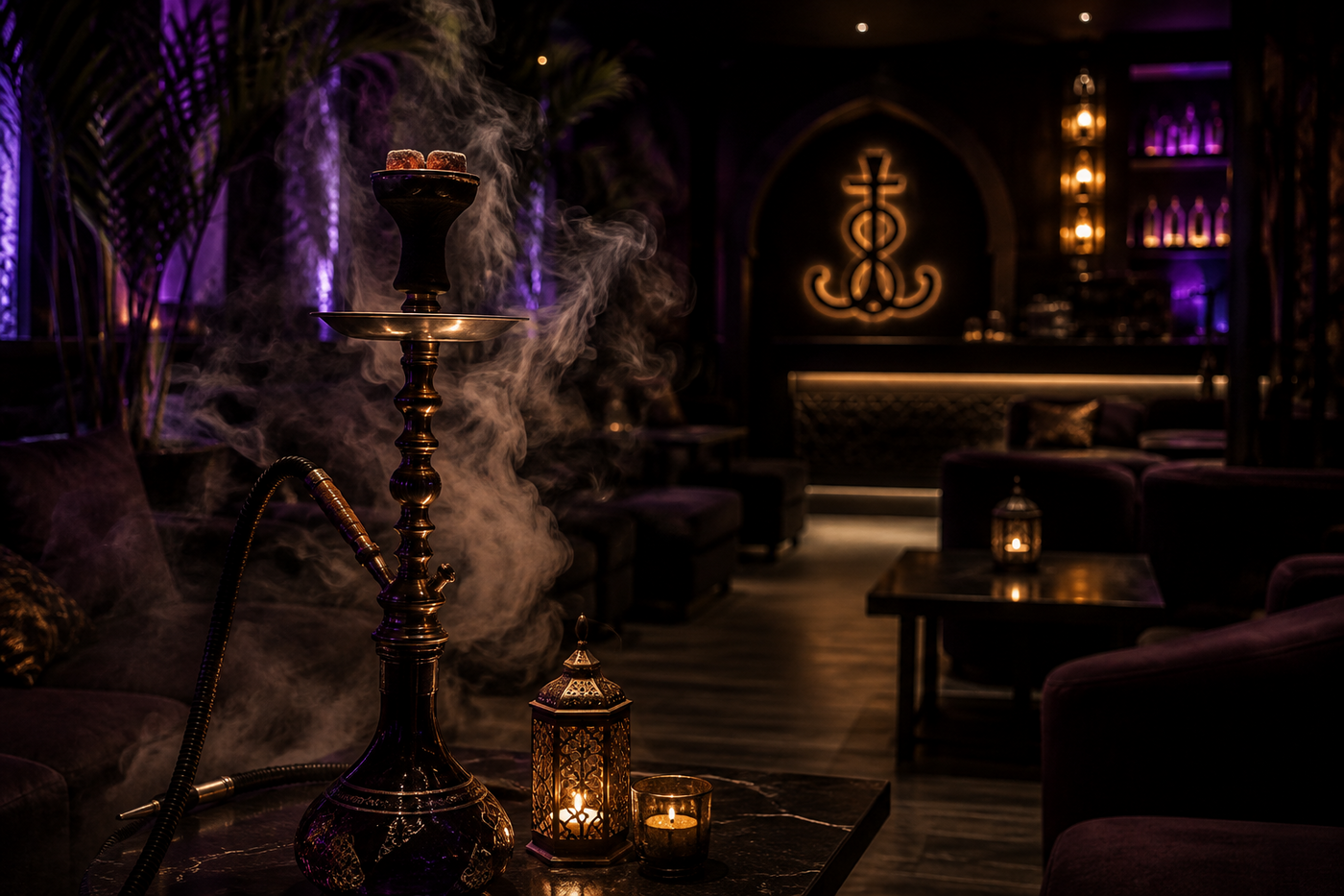 Shisha-Lounge mit Wasserpfeife, Laternen und Bar im Hintergrund